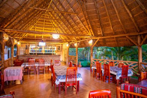 African Roots Guesthouse Entebbe tesisinde bir restoran veya yemek mekanı