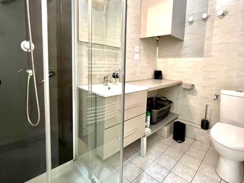 une salle de bain avec une douche, un lavabo et des toilettes dans l'établissement Spacieux studio 48 m², cœur de ville, Étretat - FR-1-479-221, à Étel