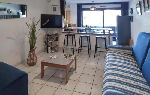 un salon avec un canapé et une table dans l'établissement Lovely Apartment In Moriani Plage, à Moriani-Plage
