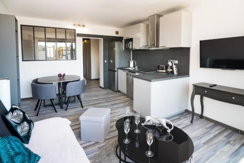 un salon avec un canapé et une table dans l'établissement Appartement Village Naturiste Irresistible, au Cap d'Agde