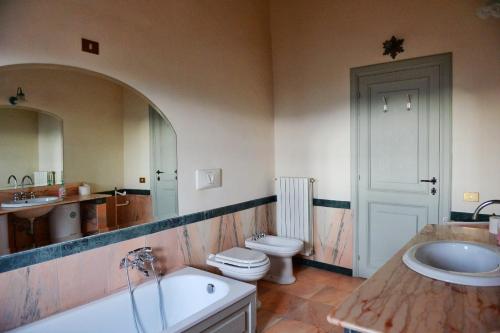 Koupelna v ubytování Castello Bonaccorsi in Sabina