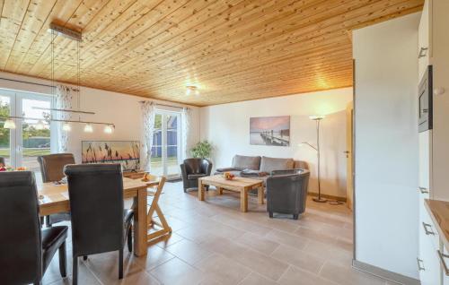 ein Wohnzimmer mit Tisch und Stühlen in der Unterkunft Ferienhaus 4 Altefähr in Altefähr