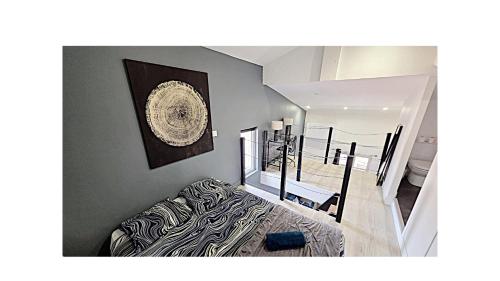 une chambre avec un lit à imprimé zèbre à côté d'un escalier dans l'établissement CHAL6 Apt moderne à 200m du Capitole, à Toulouse