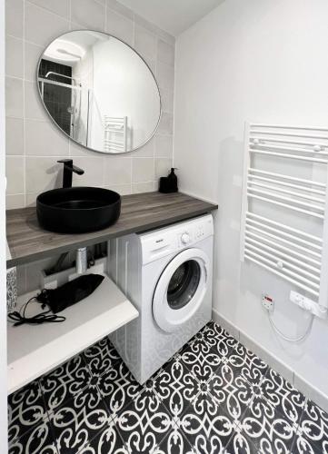 une salle de bain avec un lavabo et une machine à laver dans l'établissement CHAL6 Apt moderne à 200m du Capitole, à Toulouse