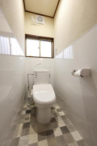 a bathroom with a white toilet in a room at うぬまの森かんとりー in Kakamigahara
