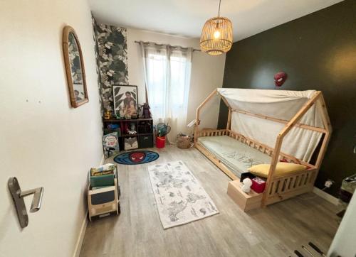 - une chambre avec un lit et un lit bébé dans l'établissement Maison calme entre mer et marais, à Longeville-sur-Mer