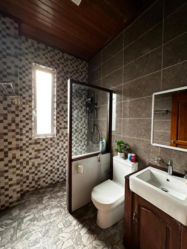 Vannituba majutusasutuses Kasturi D Manggis Janda Baik 8BR 4 Storey Bungalow Private Infinity Pool & Gunung Nuang View