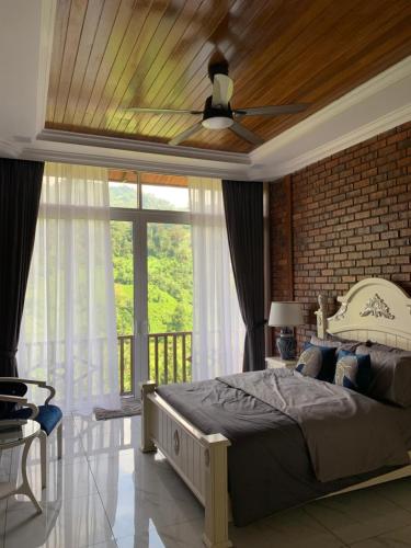 Voodi või voodid majutusasutuse Kasturi D Manggis Janda Baik 8BR 4 Storey Bungalow Private Infinity Pool & Gunung Nuang View toas