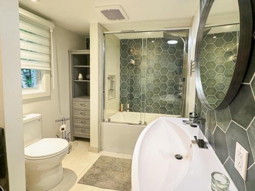 a bathroom with a sink and a toilet and a shower at Le Mimosa 32 nights min ExitChalets Lake in Morin Heights