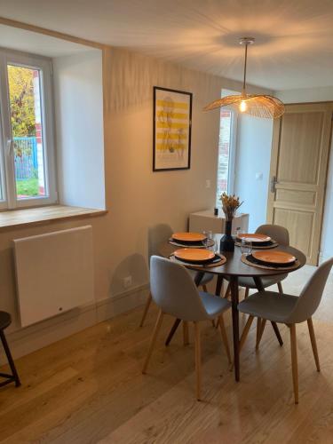 une salle à manger avec une table et des chaises dans l'établissement Studio avec jardin Centre ville, à Remiremont