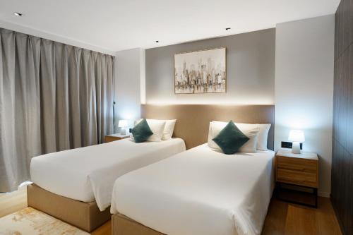 Una habitación de hotel con dos camas y una ventana. en Perfect Studio 3 pools Nai Harn, en Rawai Beach