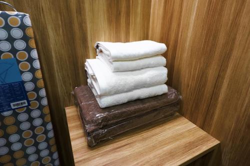 una pila de toallas en un estante del baño en Perfect Studio 3 pools Nai Harn, en Rawai Beach