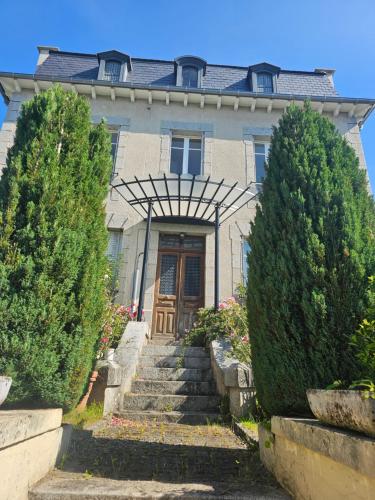 a house with a staircase leading to the front door at La Martinelle in Maurs