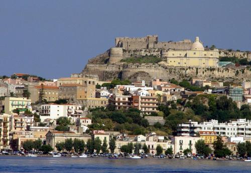 a city with a castle on top of a hill at Hotel La Rosa Dei Venti in Campogrande
