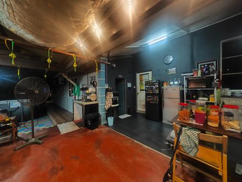 a room with a fan and a room with a refrigerator at Warisan Homestay Kampung Chinchin in Jasin