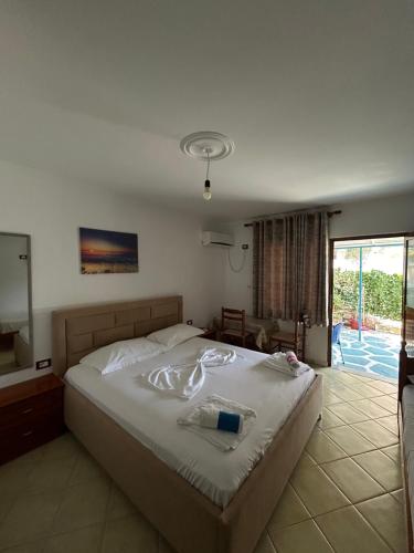 Postel nebo postele na pokoji v ubytování Petrefi Apartments