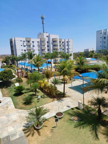 an aerial view of a resort with palm trees at Confortável Apto de 2 Quartos - Lagoa Quente in Caldas Novas
