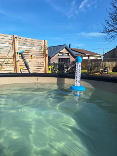 une piscine d'eau avec un thermomètre dedans dans l'établissement Tiny house Sea shelter bain nordique, à La Celle-sous-Gouzon