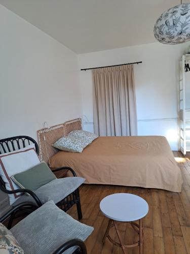 une chambre avec un lit, une chaise et une table dans l'établissement Studio plein centre, à Dol-de-Bretagne