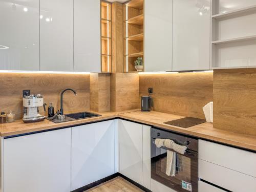 Η κουζίνα ή μικρή κουζίνα στο 1BR Apartment with a Free Designated Parking Space