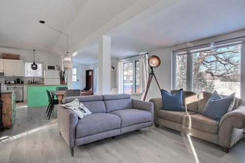 Χώρος καθιστικού στο Lakefront 2 BEDROOMS