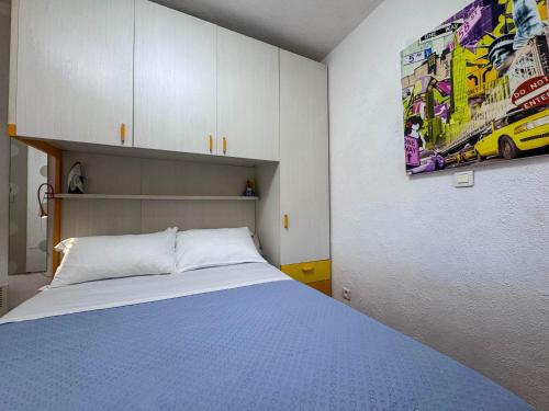 une chambre avec un lit et un tableau au mur dans l'établissement Chez Daniele, à Monticello