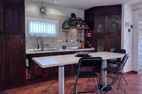 une cuisine avec un îlot, des chaises et un évier dans l'établissement Chez Daniele, à Monticello