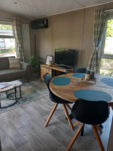 a living room with a table and chairs at PrinsHeerlijk in Harderwijk