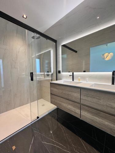 une salle de bain avec une douche en verre et un lavabo dans l'établissement Beautiful Luxury Villa with Pool in Antibes, à Antibes