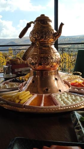 un vassoio di cibo sopra un tavolo con del cibo di Kaşkaloğlu Hotel ad Arabkir