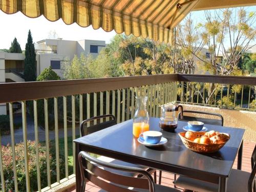 - une table sur un balcon avec un bol de pain dans l'établissement Studio Calme avec Terrasse et Parking au Lavandou - 3 Couchages - FR-1-251-31, au Lavandou