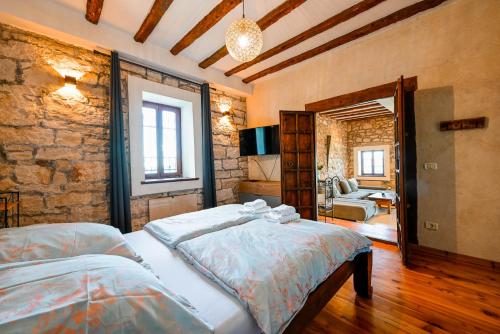 ein Schlafzimmer mit zwei Betten und ein Wohnzimmer in der Unterkunft Chesa Konoba in Rovinj