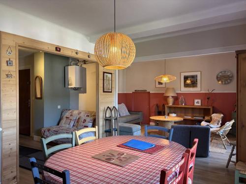 une salle à manger et un salon avec une table et des chaises dans l'établissement Appartement fonctionnel avec balcons, parking et Wi-Fi - Centre de Villard de Lans - FR-1-548-19, à Villard-de-Lans