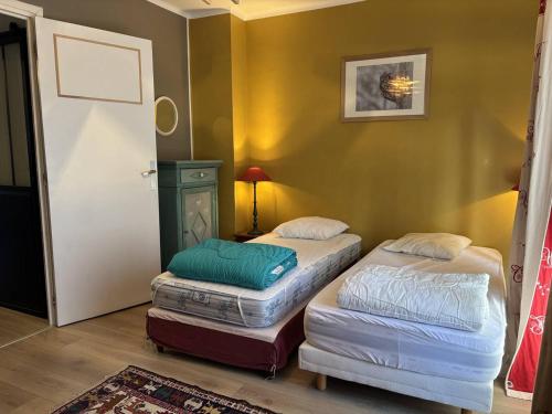 - 2 lits jumeaux dans une chambre avec porte dans l'établissement Appartement fonctionnel avec balcons, parking et Wi-Fi - Centre de Villard de Lans - FR-1-548-19, à Villard-de-Lans