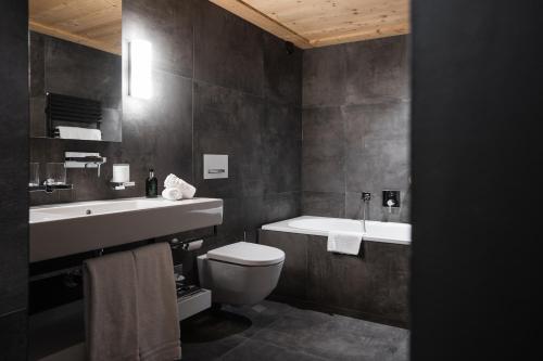 Bilik mandi di Hotel Arc-en-ciel Gstaad