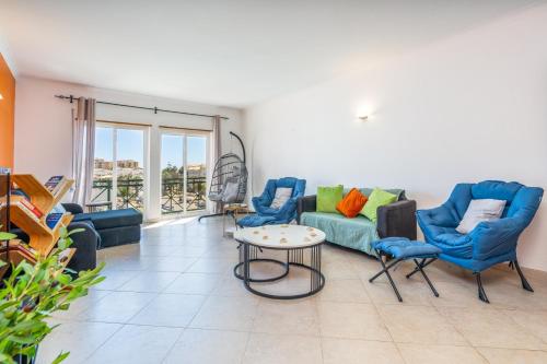 ein Wohnzimmer mit Sofa, Stühlen und einem Tisch in der Unterkunft Two Bedroom Apartment - 110m2, AC, Terrace, Wi-Fi in Lagos