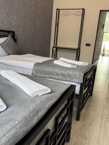Ein Bett oder Betten in einem Zimmer der Unterkunft Mony Hotel