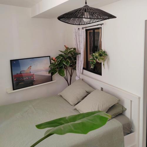 un salon avec un canapé et une télévision dans l'établissement Cosy 40m2 city center 'LE PANIER', à Marseille