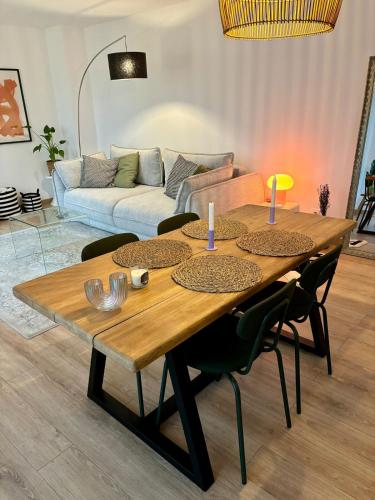 - un salon avec une table en bois et un canapé dans l'établissement Lucky luke appartment, à Strasbourg