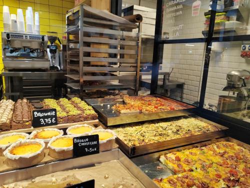 une boulangerie avec de nombreux types de pizzas différents exposés dans l'établissement Cosy 40m2 city center 'LE PANIER', à Marseille
