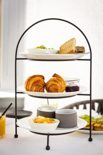 アップカウデにあるBoutique Hotel De Witte Dameのパン菓子棚