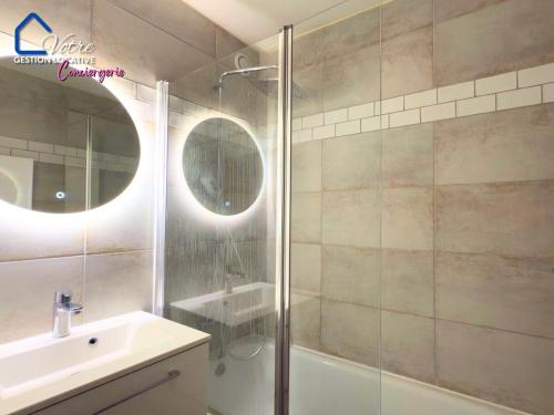 une salle de bain avec une douche en verre et un lavabo dans l'établissement Le Roy Soleil de la Méditerranée, à Canet