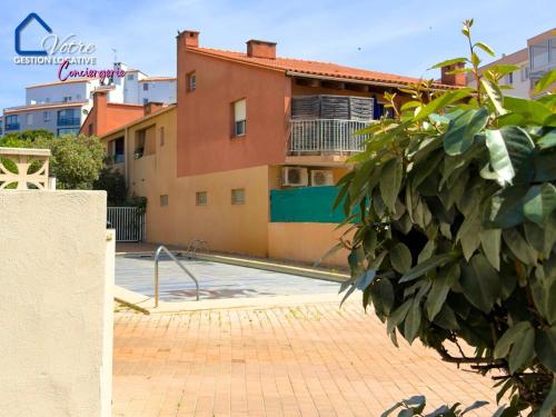 une piscine devant un immeuble dans l'établissement Le Roy Soleil de la Méditerranée, à Canet