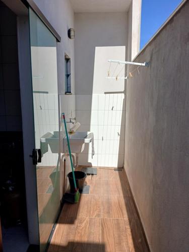 a bathroom with a sink and a mirror at Kitnet mobiliada aconchegante in Londrina