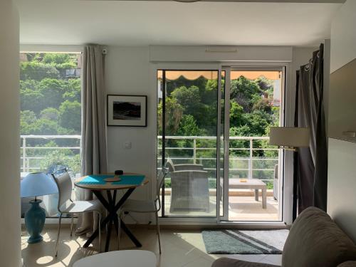 d'un salon avec une table et une porte coulissante en verre. dans l'établissement Studio chambre Hôte, à Menton