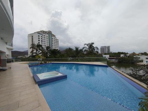 ein großer blauer Swimmingpool neben einem Gebäude in der Unterkunft exclusivo apto 112 sierra beach by vacationvip in Playa Bello Horizonte