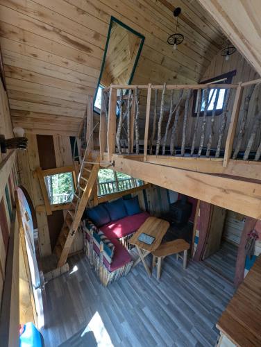 an overhead view of a living room and stairs in a cabin at Les Toits Du Monde in Nominingue