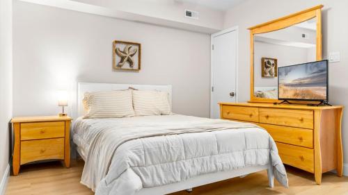 Ένα ή περισσότερα κρεβάτια σε δωμάτιο στο Cozy 1BR w Ocean Views & Parking - OCNJ
