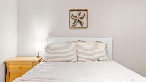 Ένα ή περισσότερα κρεβάτια σε δωμάτιο στο Cozy 1BR w Ocean Views & Parking - OCNJ