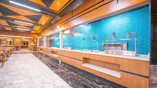 una sala da pranzo con piastrelle blu sul muro di RİOS BEACH HOTEL a Beldibi